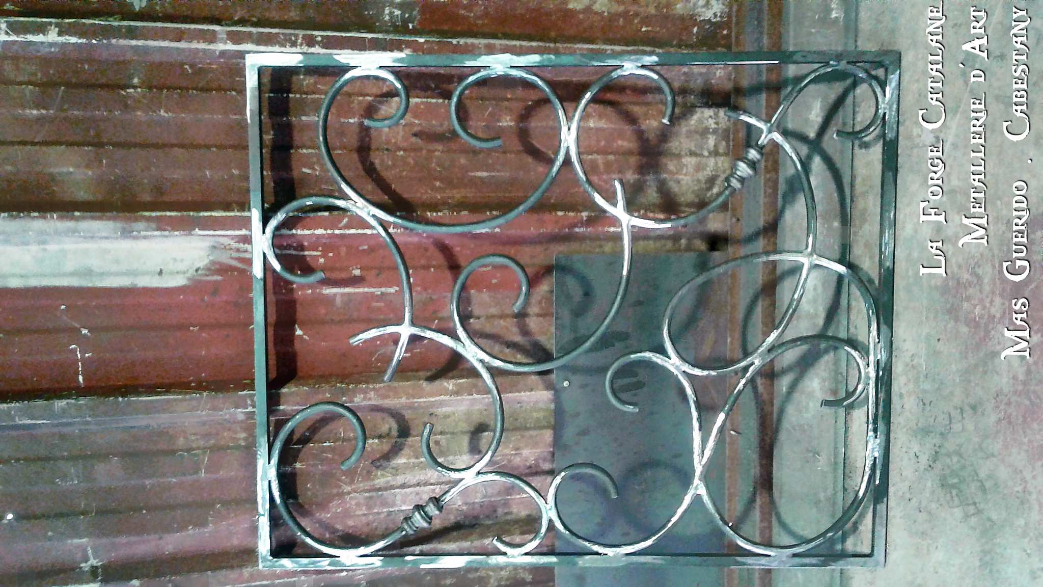 grille securite protection volute volutes fer rond fer Forge Catalane Cabestany.jpg